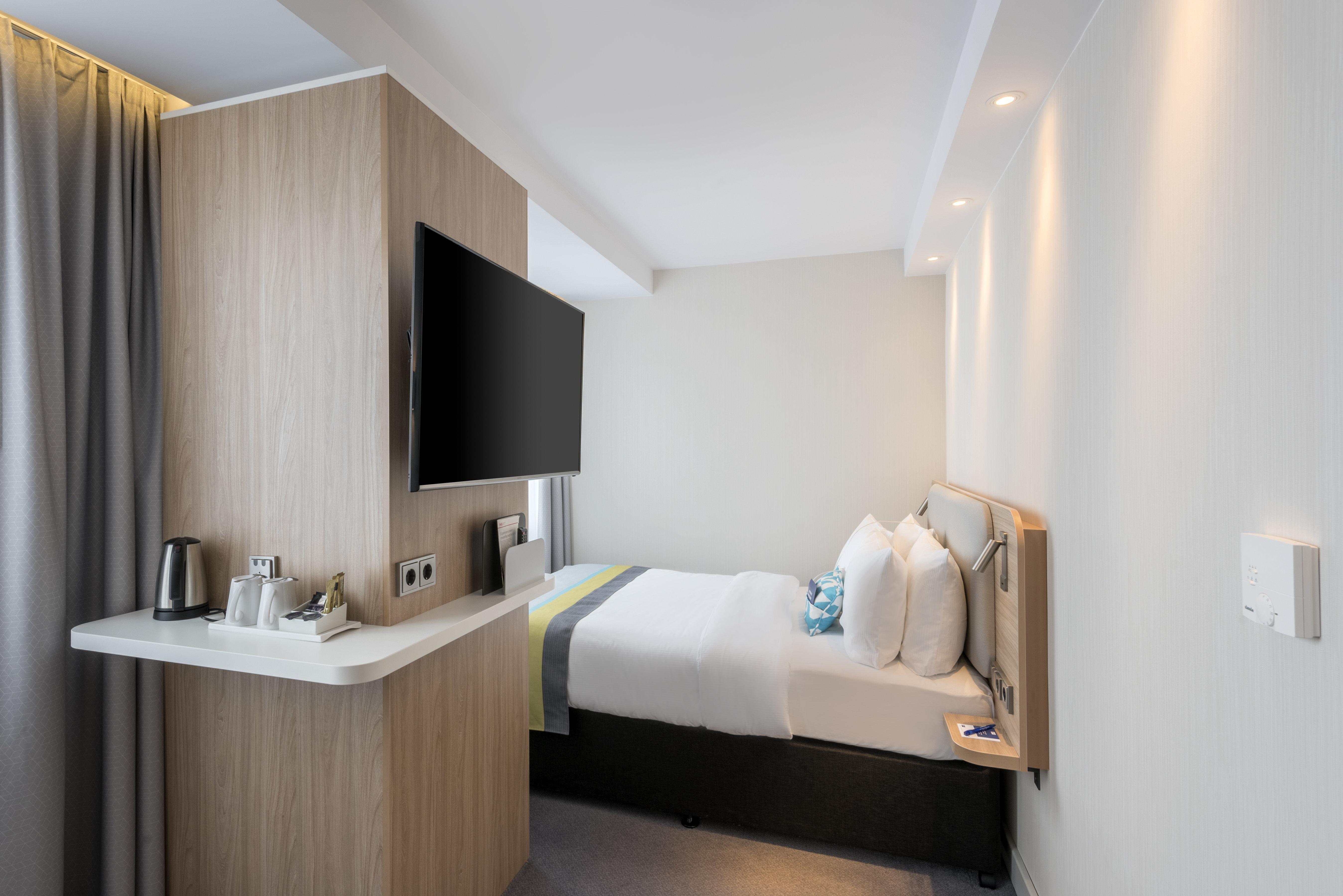Holiday Inn Express - Cologne - City Centre Exterior photo